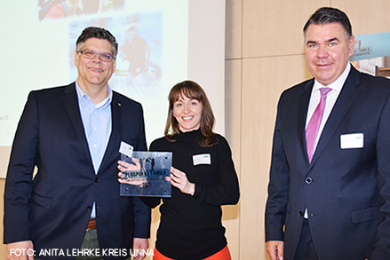 Marie Sonne und Peter Bäumer posieren stolz mit der Plakette von Pluspunkt Familie 2021